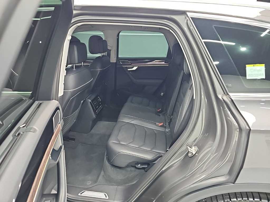 Volkswagen Touareg — photo 12