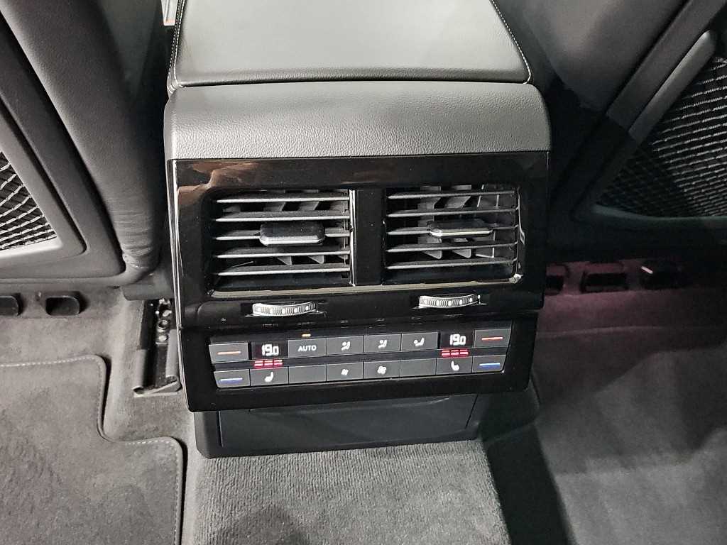 Volkswagen Touareg — photo 14