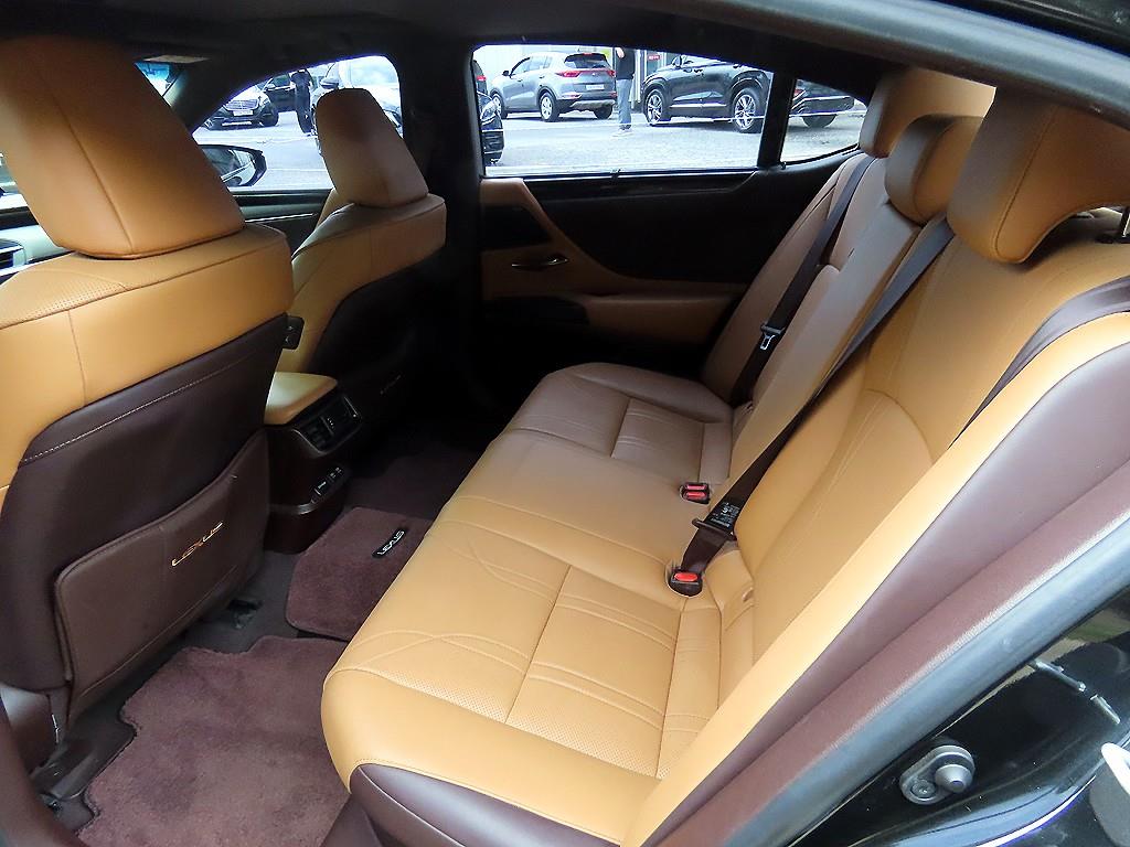 Lexus ES — photo 06