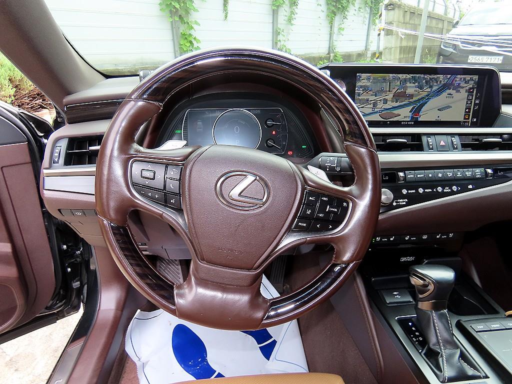 Lexus ES — photo 08