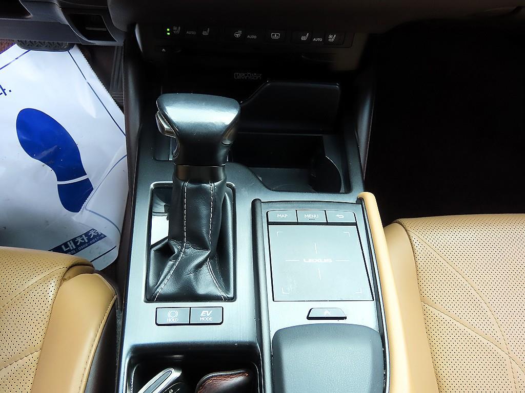 Lexus ES — photo 11