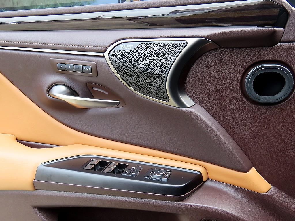 Lexus ES — photo 12