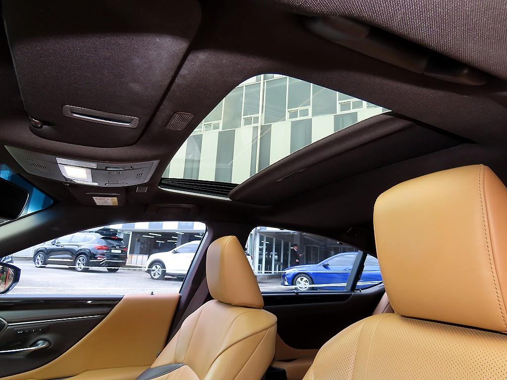 Lexus ES — photo 16