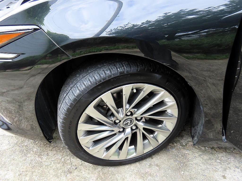 Lexus ES — photo 20