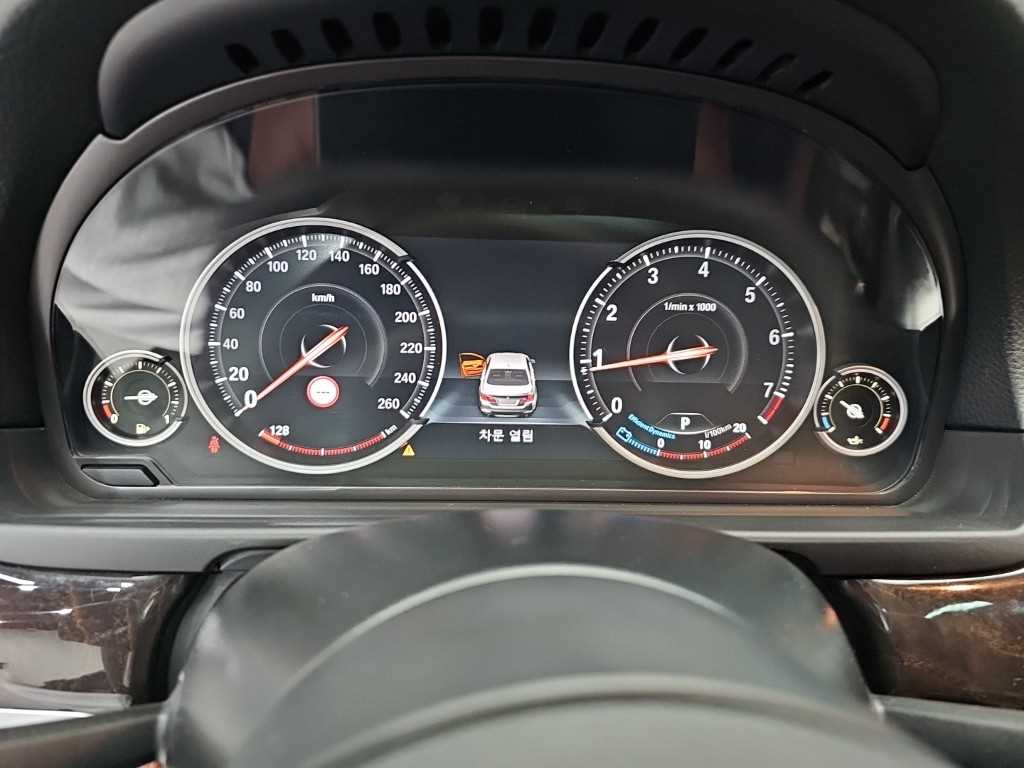 BMW 5-Series — photo 06