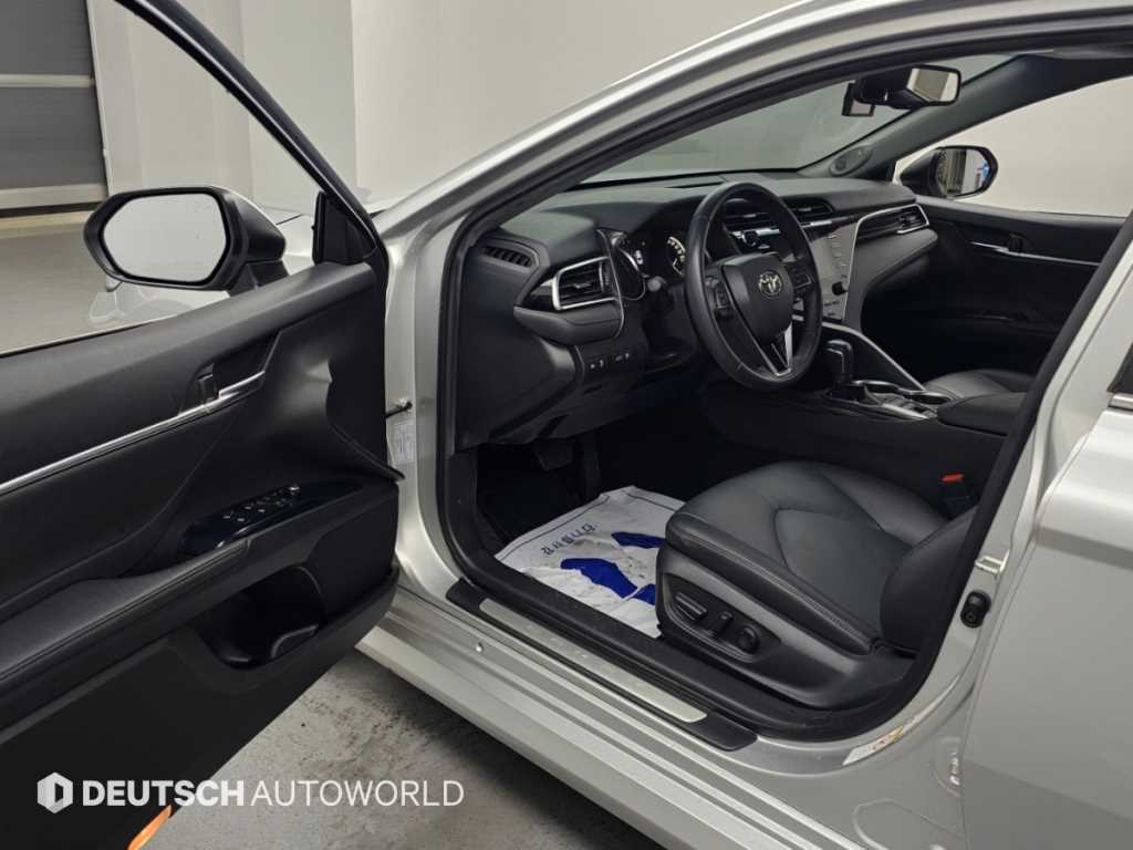 Toyota Camry — photo 11