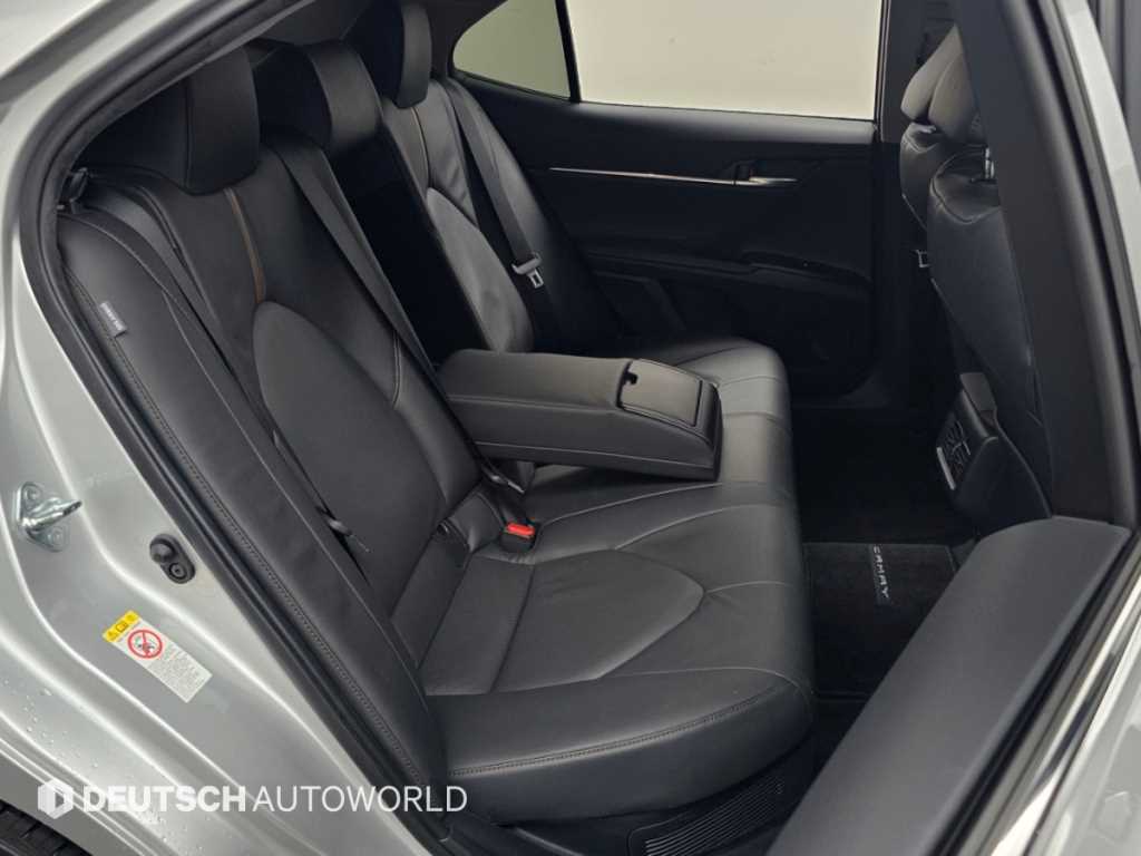 Toyota Camry — photo 12