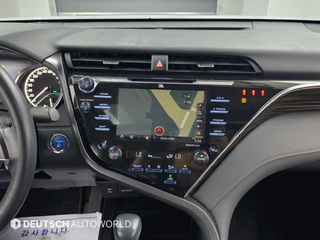 Toyota Camry — photo 14