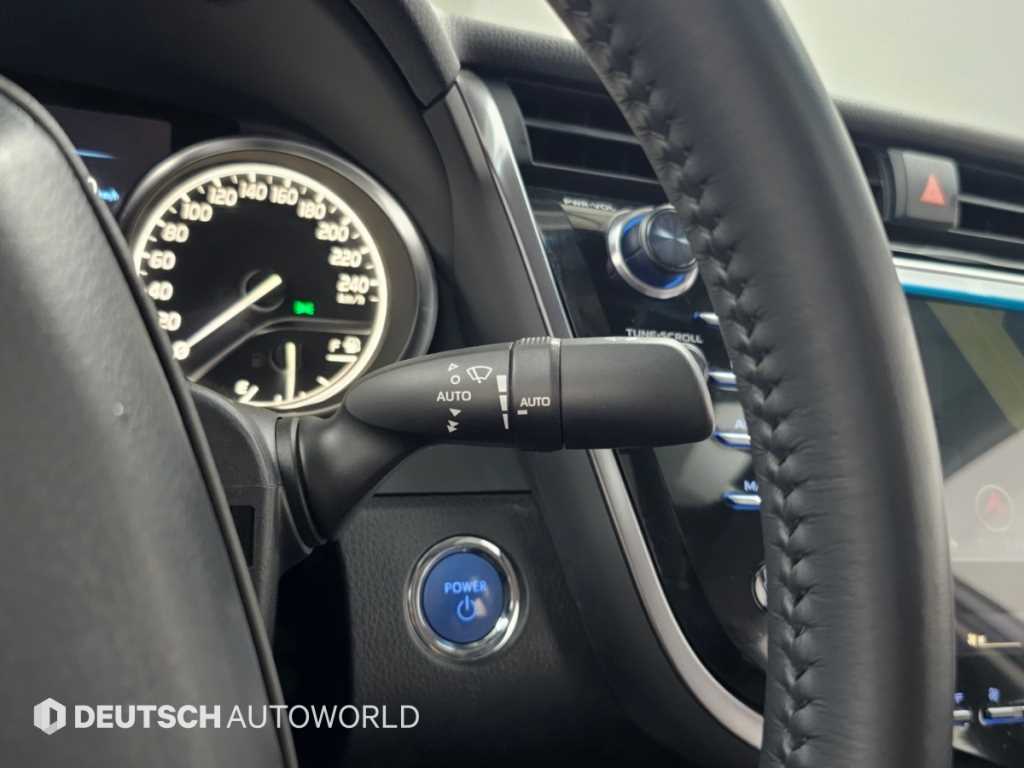 Toyota Camry — photo 16
