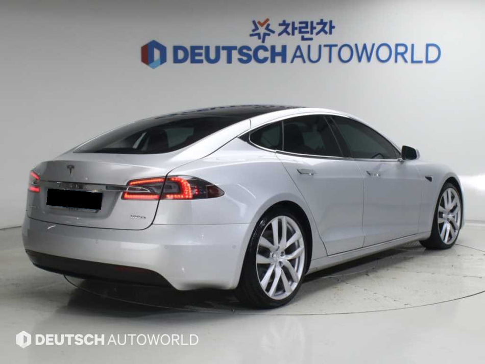 Tesla Model S — photo 02