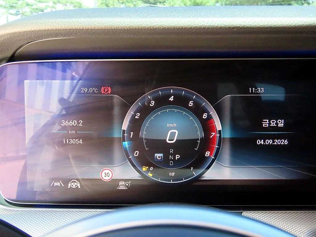 Mercedes-Benz E-Class — photo 09