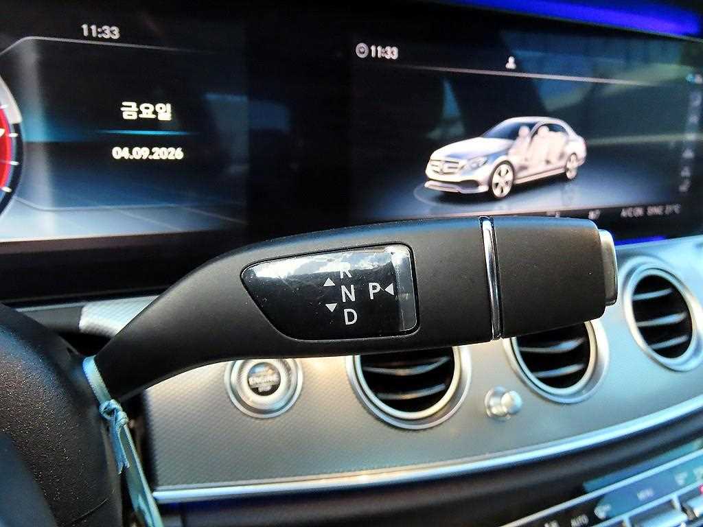 Mercedes-Benz E-Class — photo 11