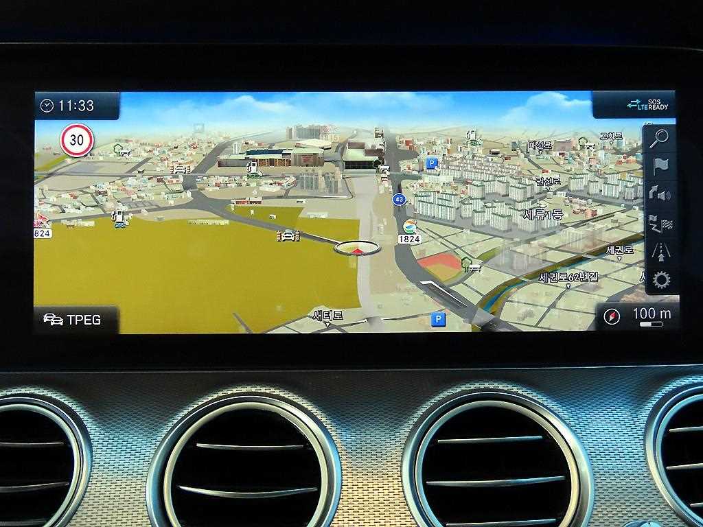 Mercedes-Benz E-Class — photo 14