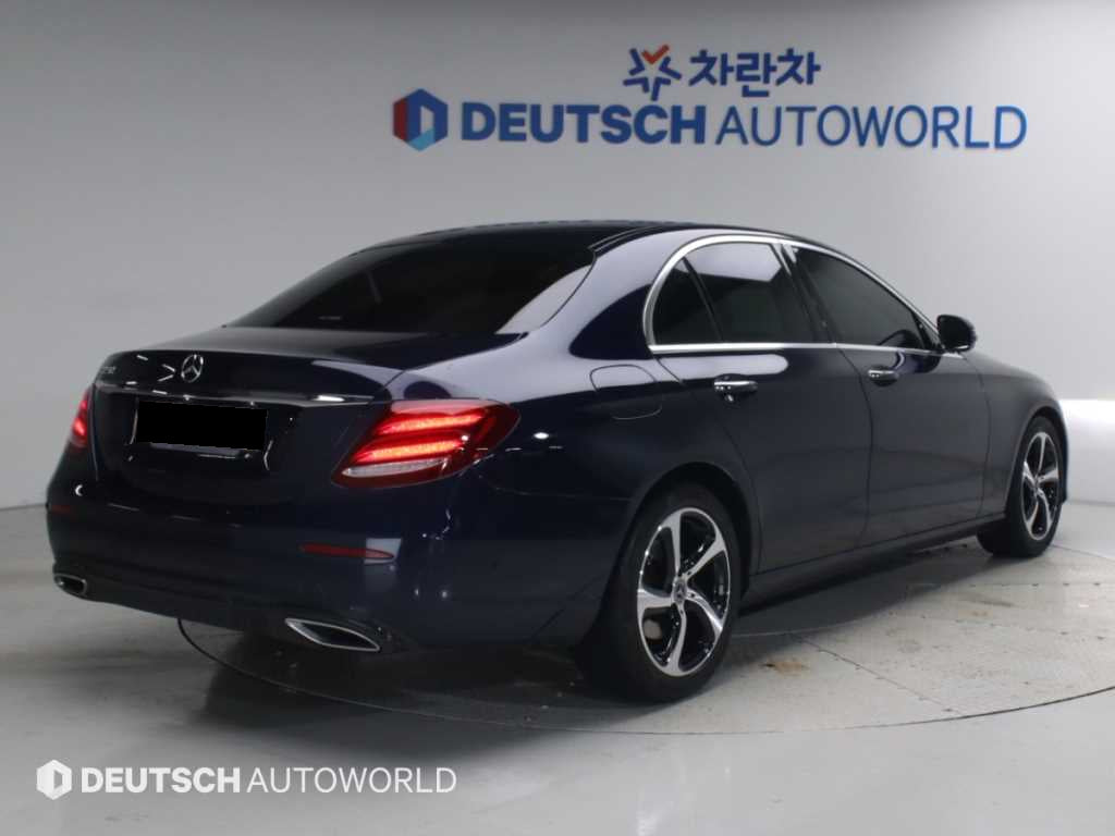 Mercedes-Benz E-Class — photo 02