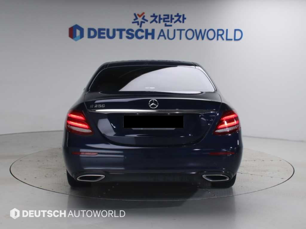 Mercedes-Benz E-Class — photo 04