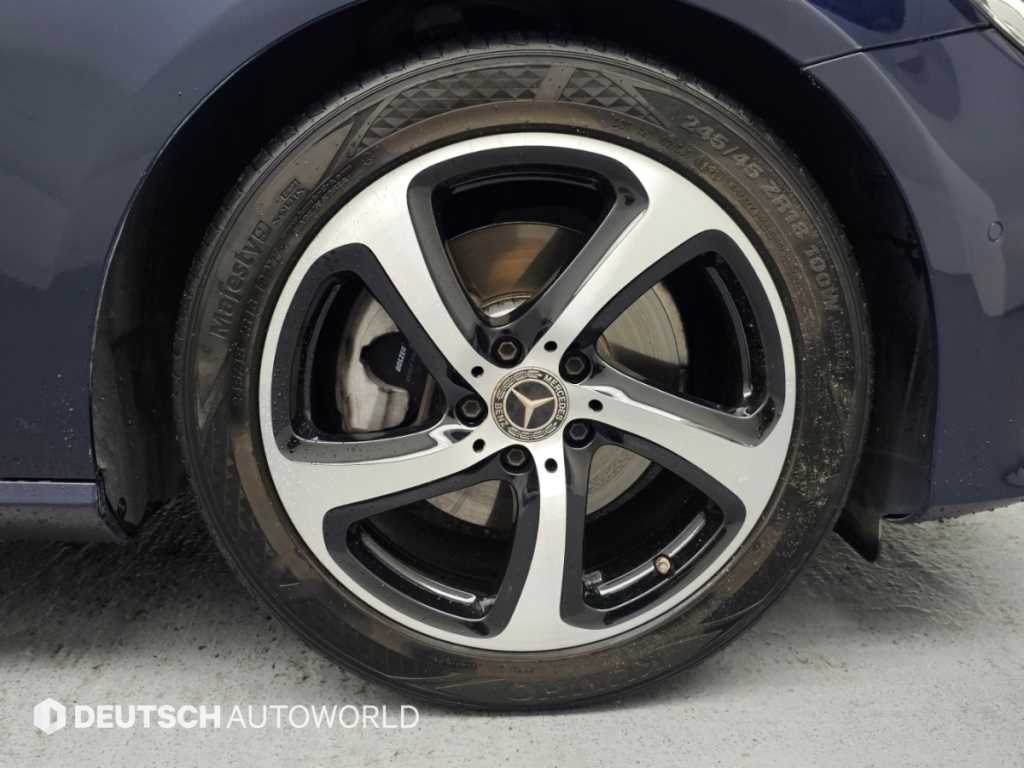 Mercedes-Benz E-Class — photo 05