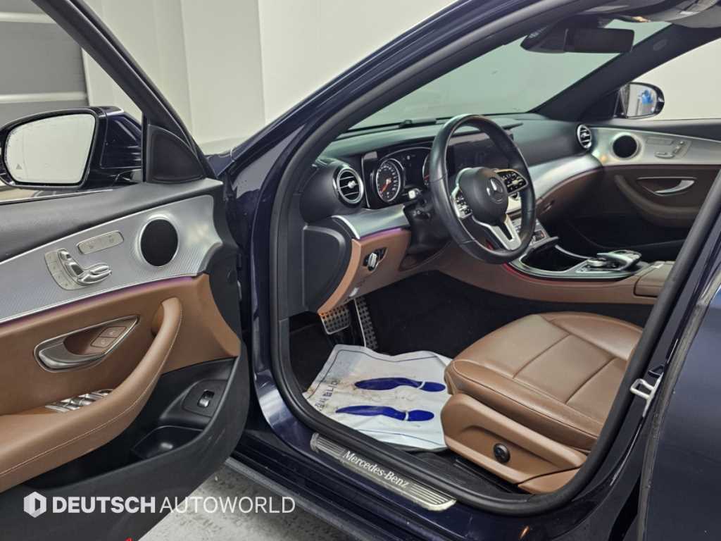 Mercedes-Benz E-Class — photo 11