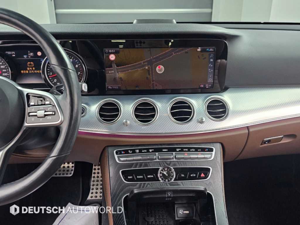 Mercedes-Benz E-Class — photo 14
