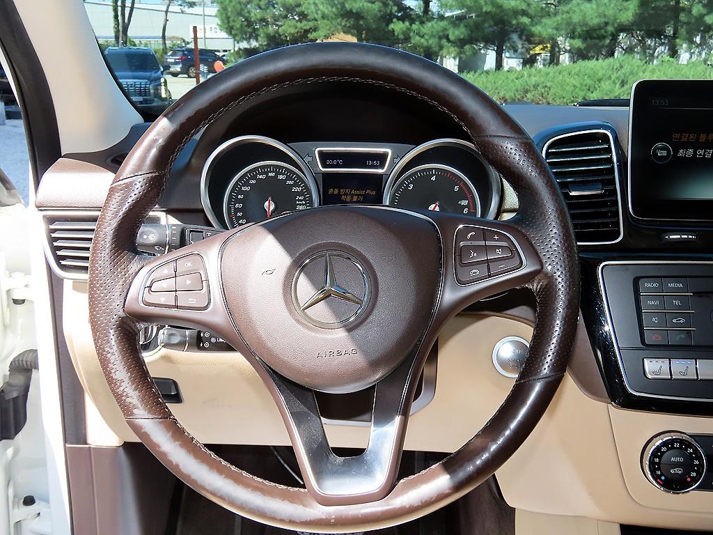 Mercedes-Benz GLE-Class — photo 08