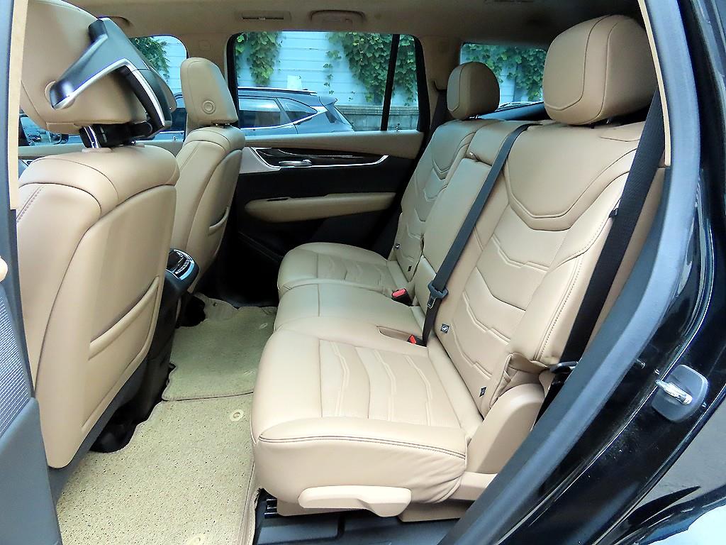 Cadillac XT6 — photo 06