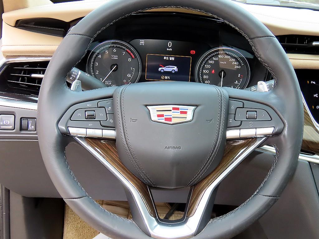 Cadillac XT6 — photo 08