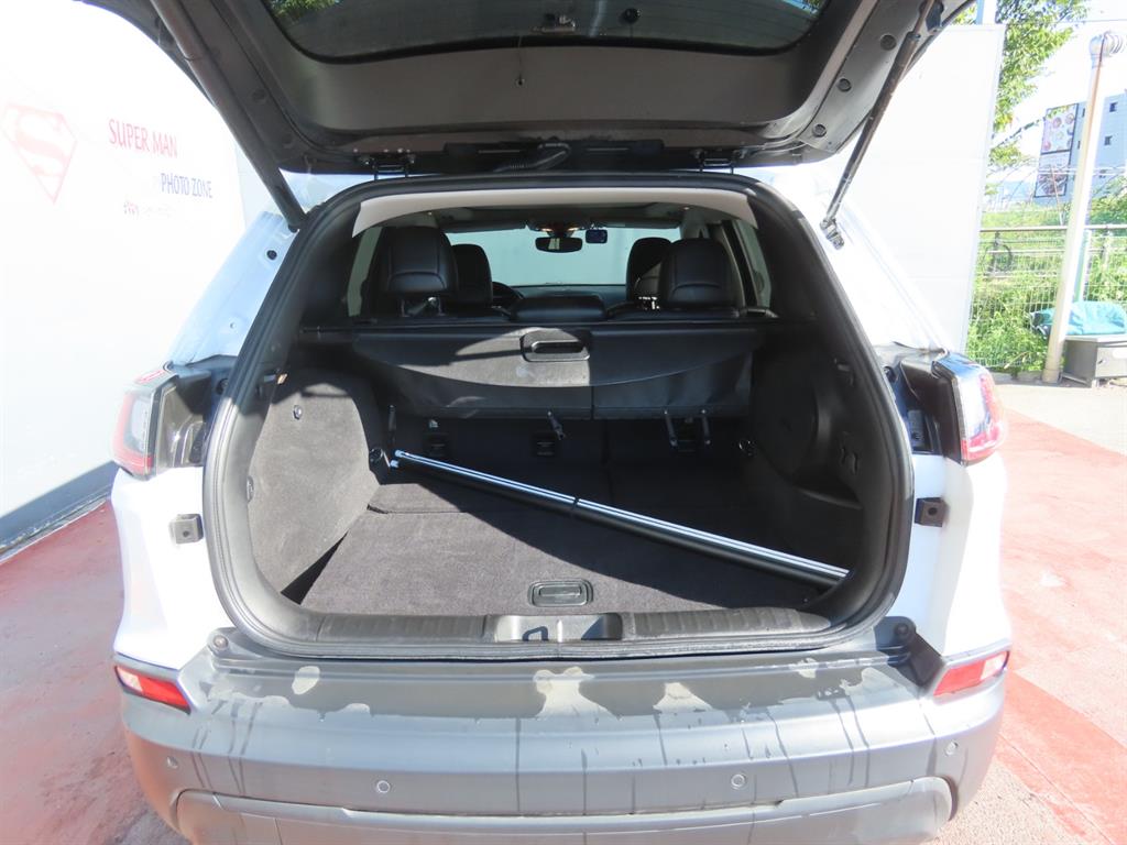 Jeep Cherokee — photo 05