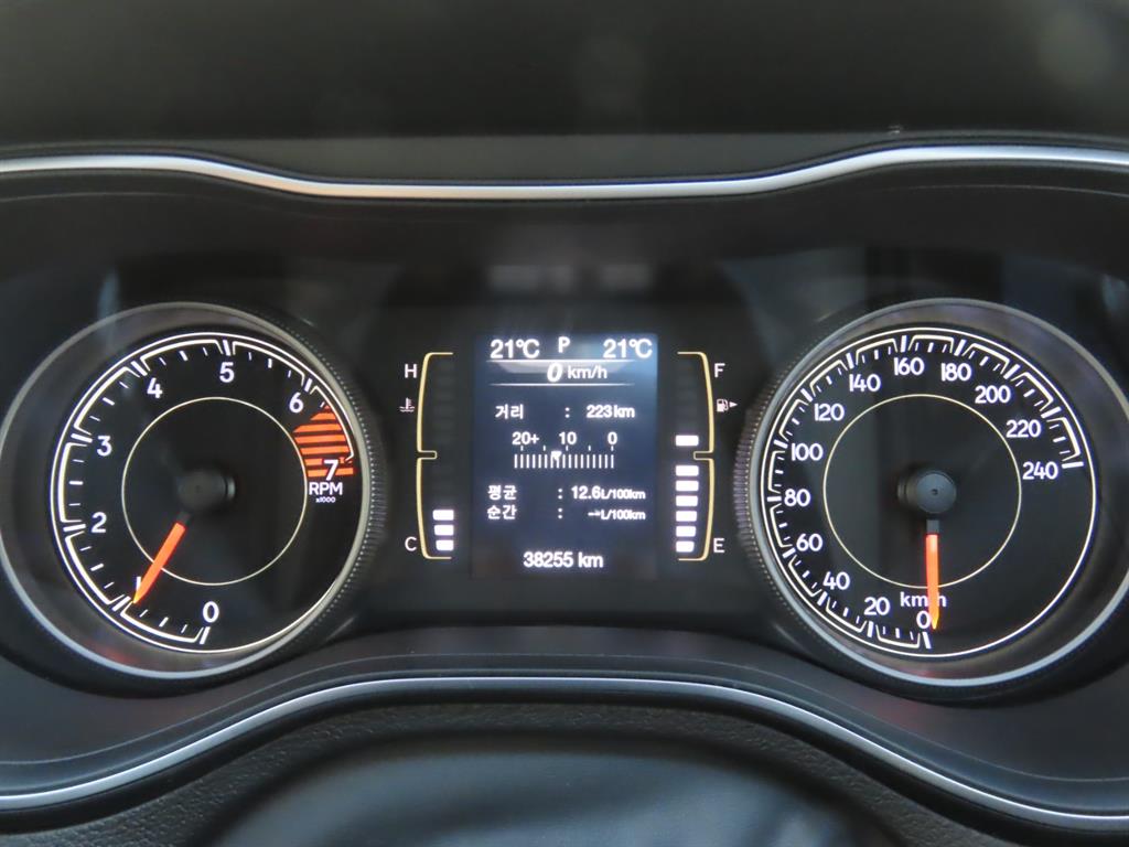 Jeep Cherokee — photo 09