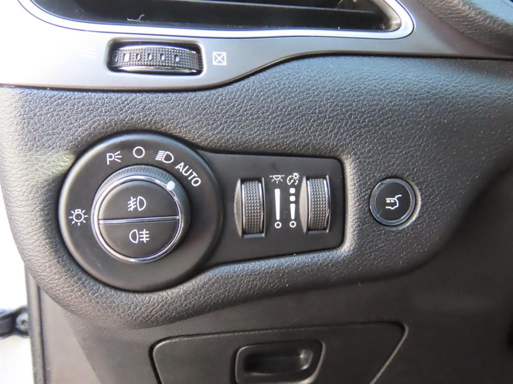 Jeep Cherokee — photo 14