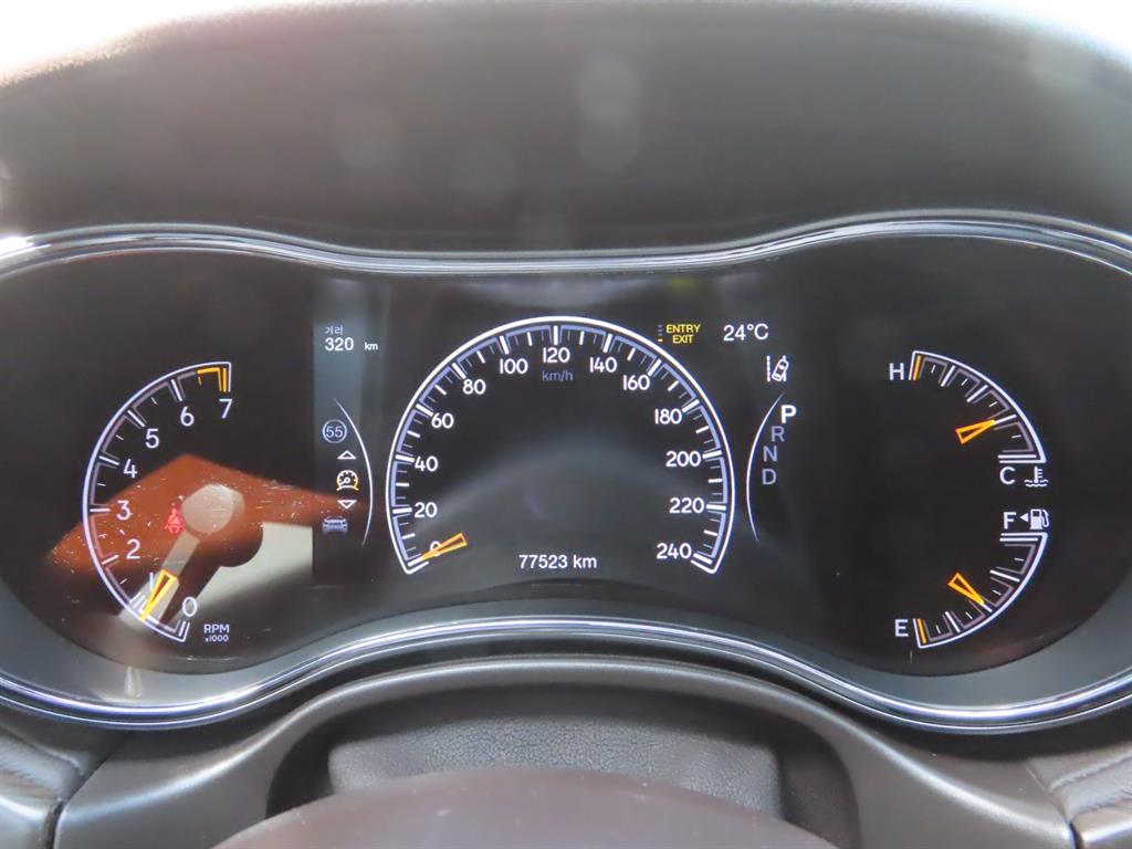 Jeep Cherokee — photo 12