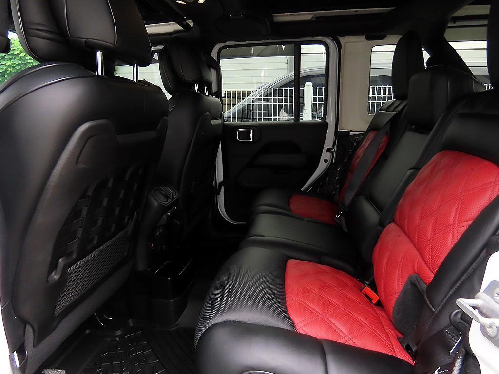Jeep Wrangler — photo 06