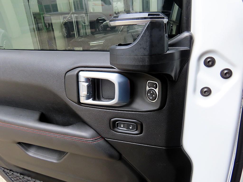 Jeep Wrangler — photo 11