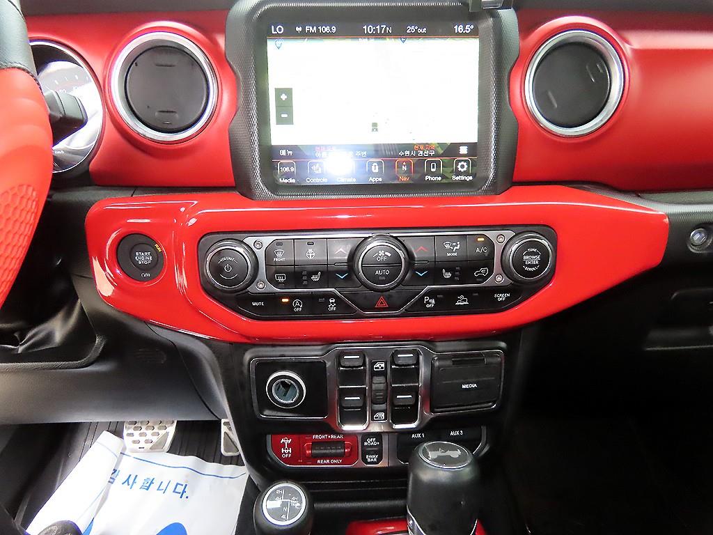 Jeep Wrangler — photo 13