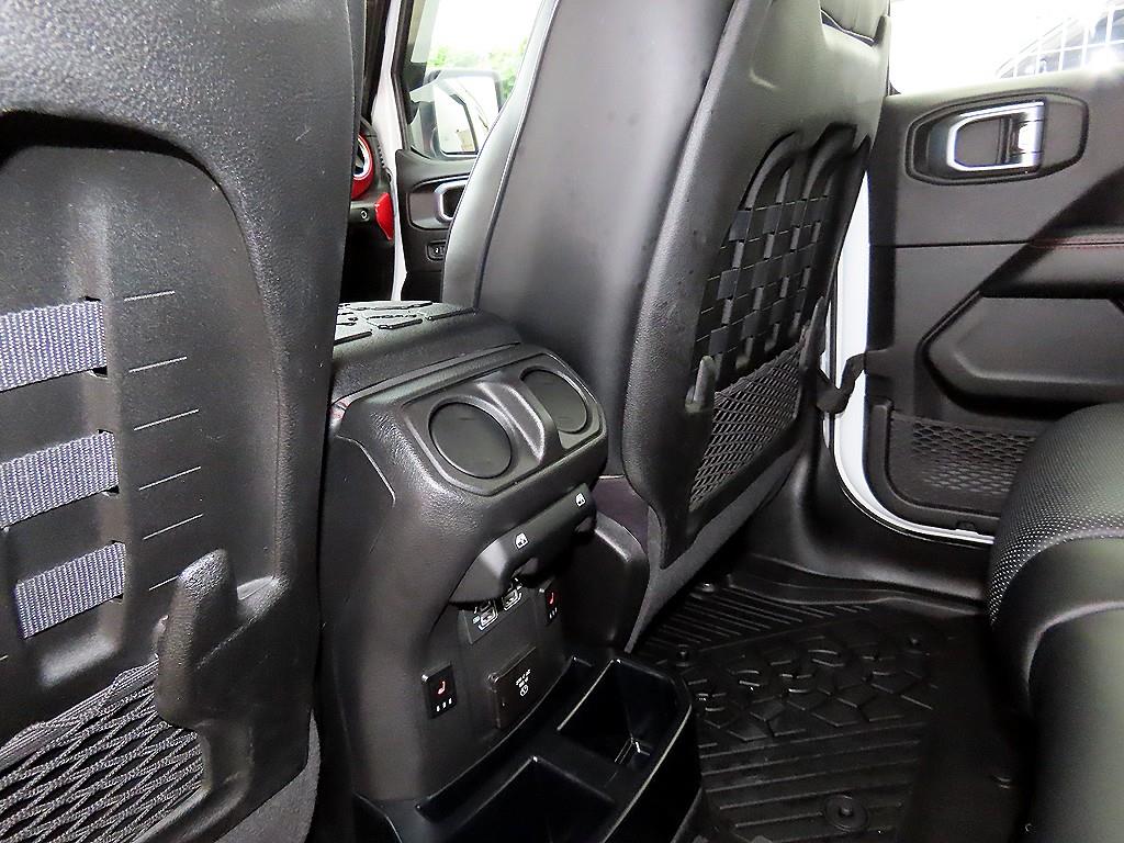 Jeep Wrangler — photo 14