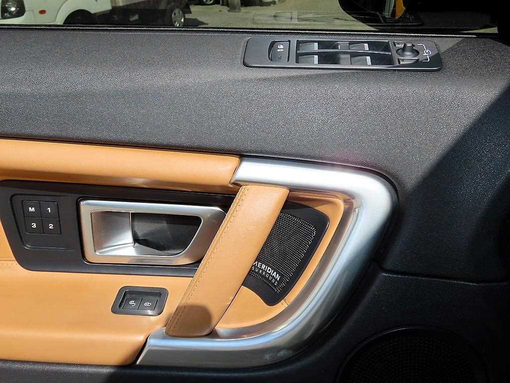 Land Rover Discovery Sport — photo 11