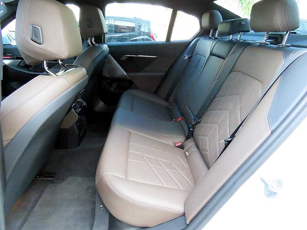 BMW 5-Series — photo 06