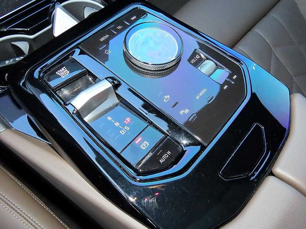 BMW 5-Series — photo 11