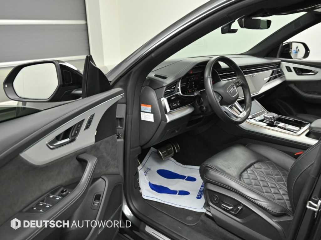 Audi Q8 — photo 11