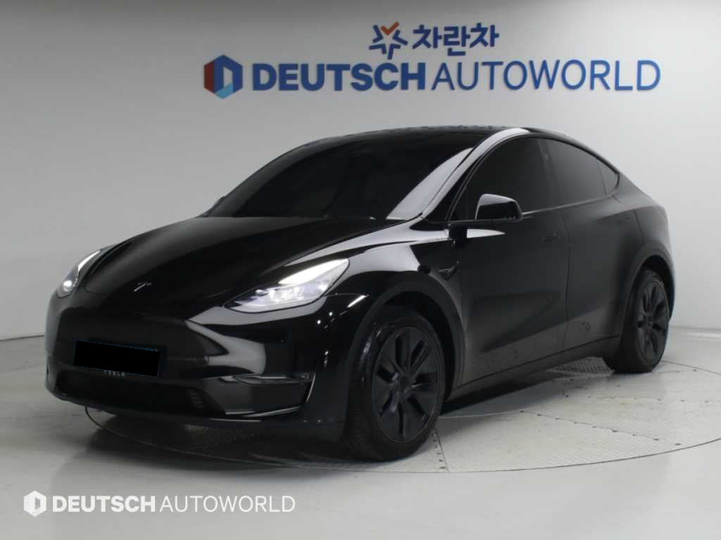 Tesla Model Y — photo 01