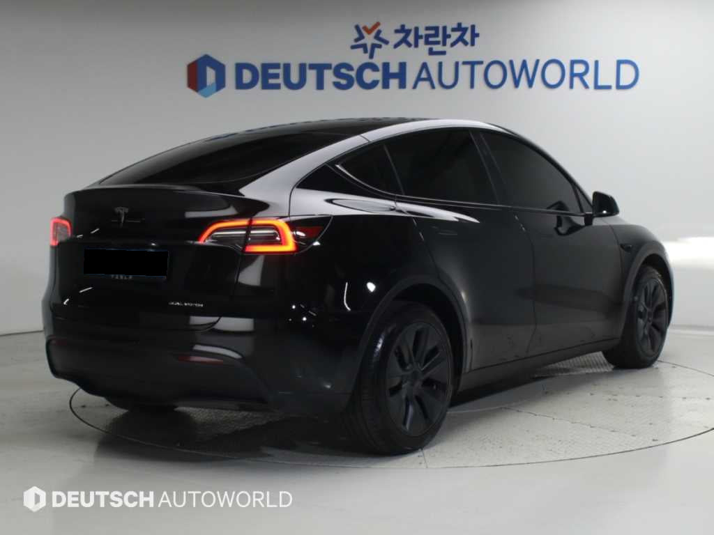 Tesla Model Y — photo 02