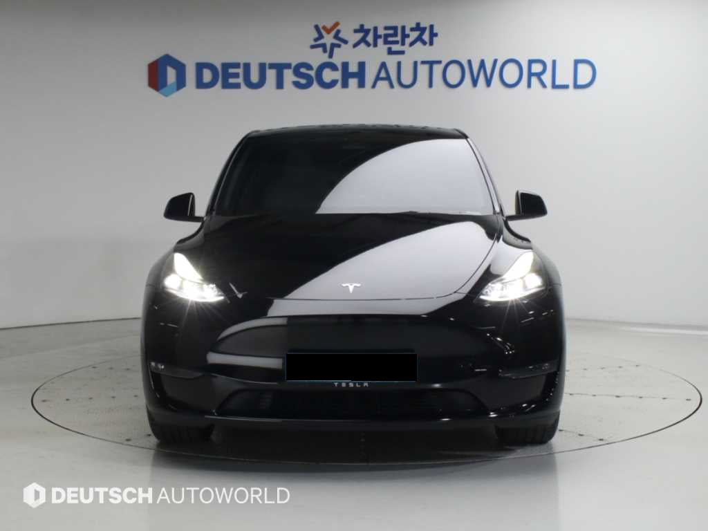 Tesla Model Y — photo 03