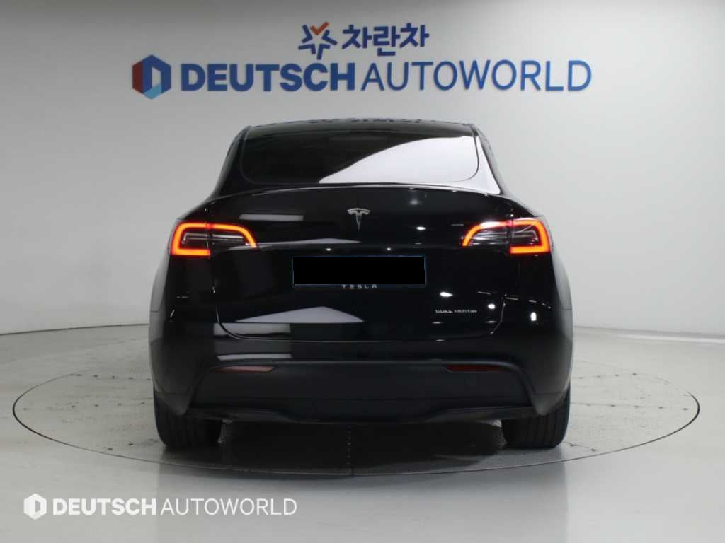 Tesla Model Y — photo 04