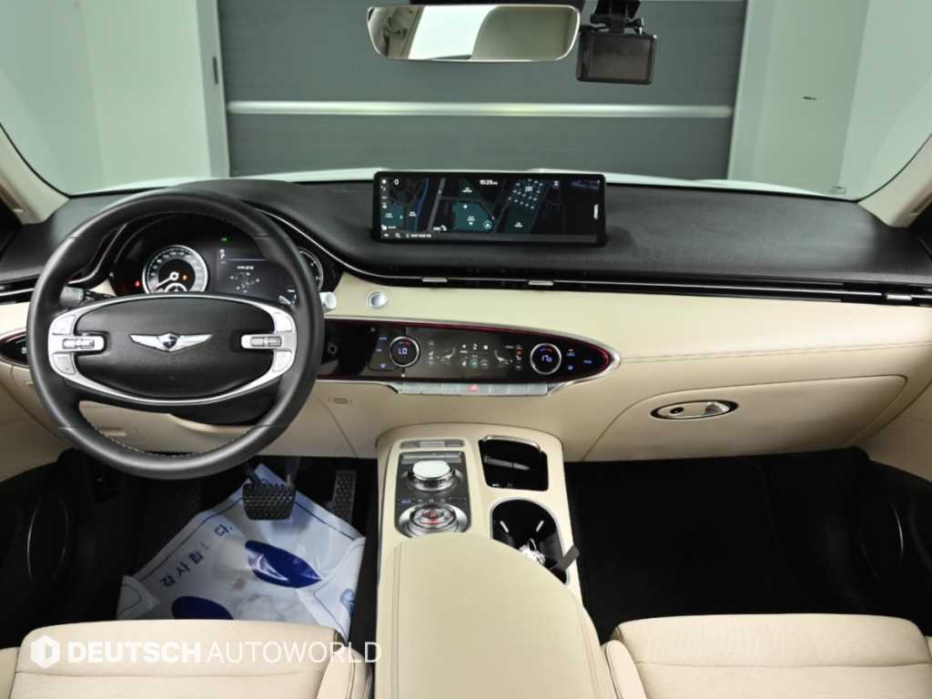 Genesis GV70 — photo 01