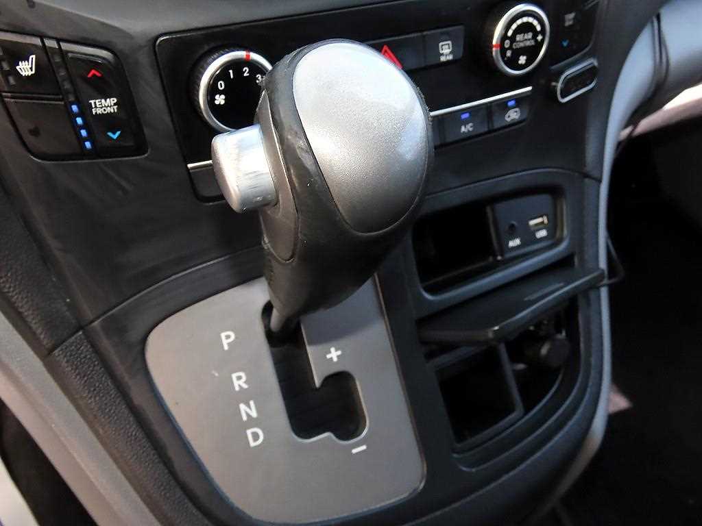 Hyundai Starex — photo 11