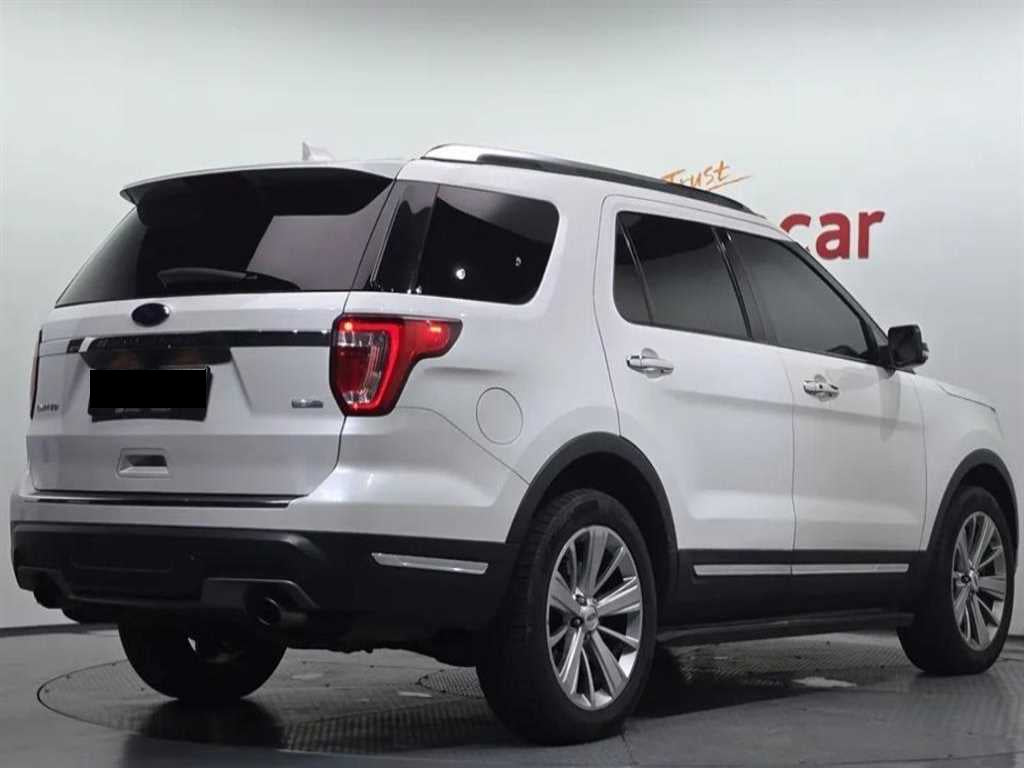 Ford Explorer — photo 03