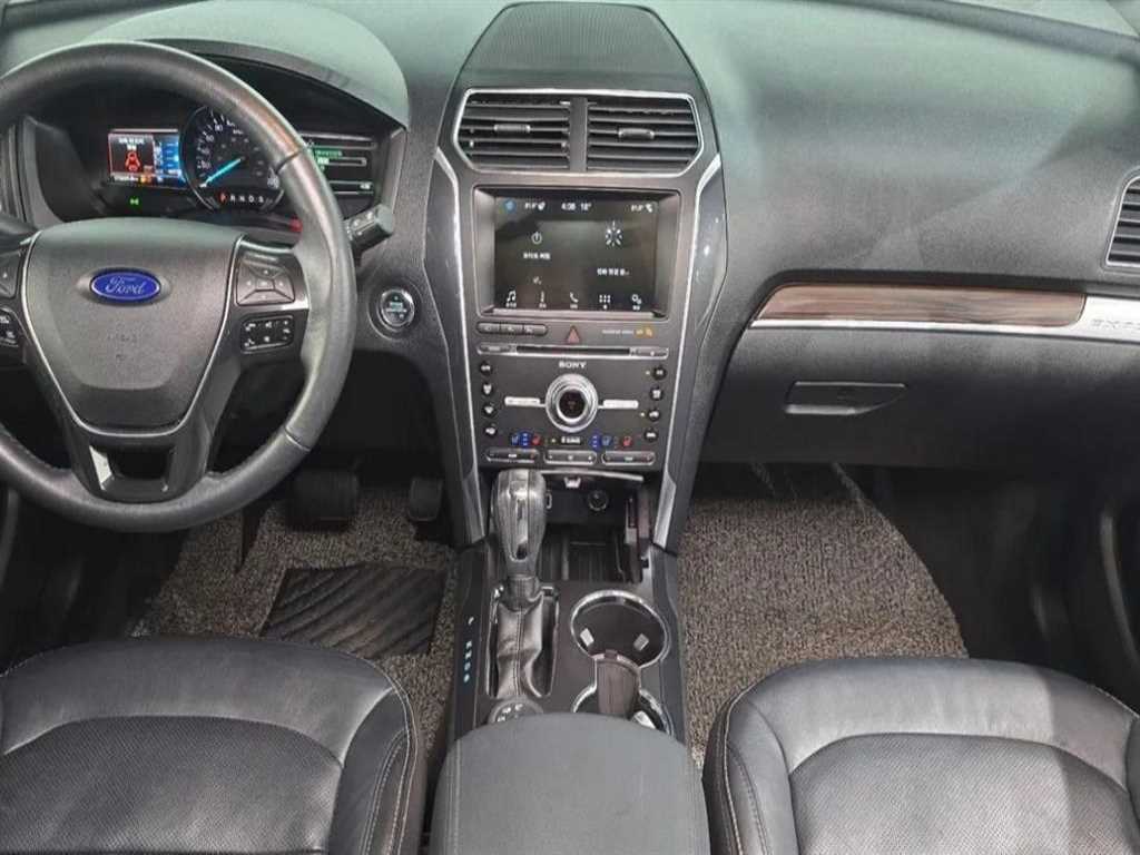 Ford Explorer — photo 07