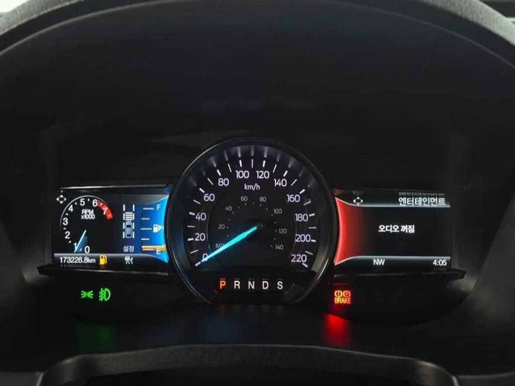 Ford Explorer — photo 08