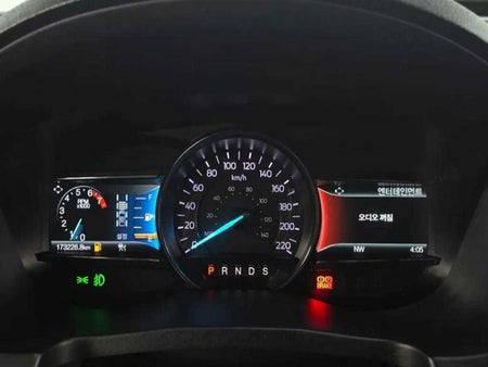 Ford Explorer — photo 08