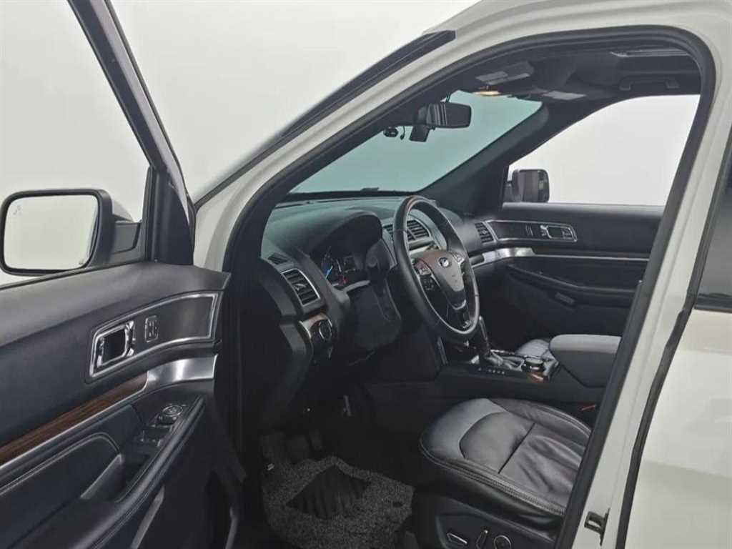 Ford Explorer — photo 10
