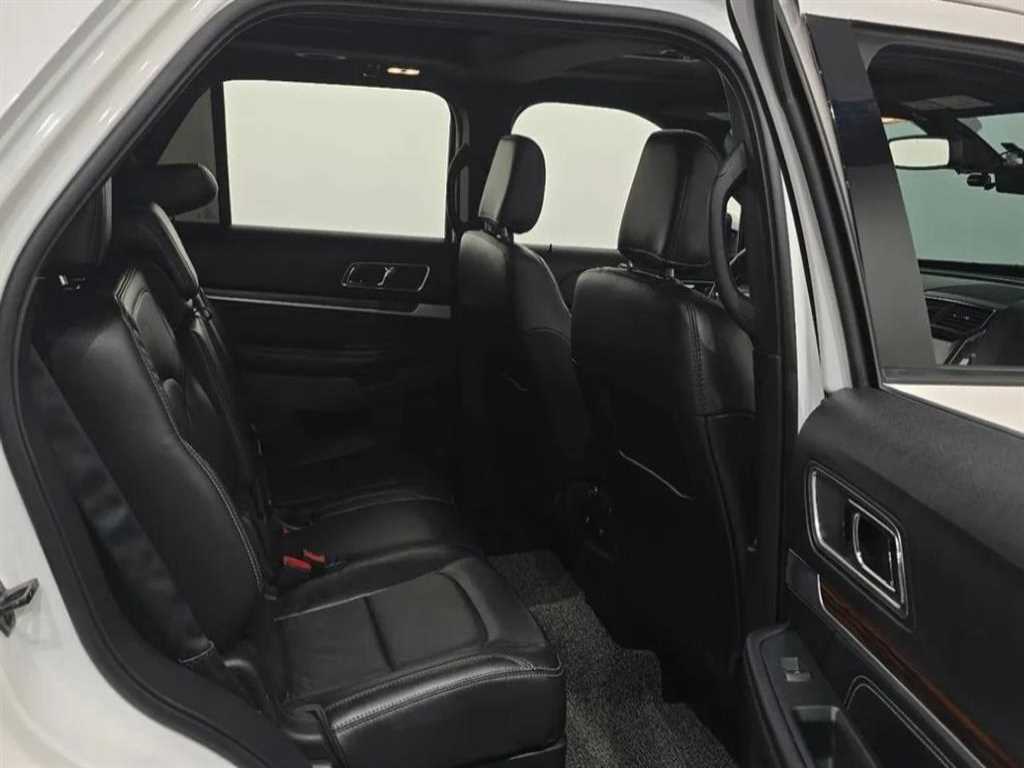 Ford Explorer — photo 11