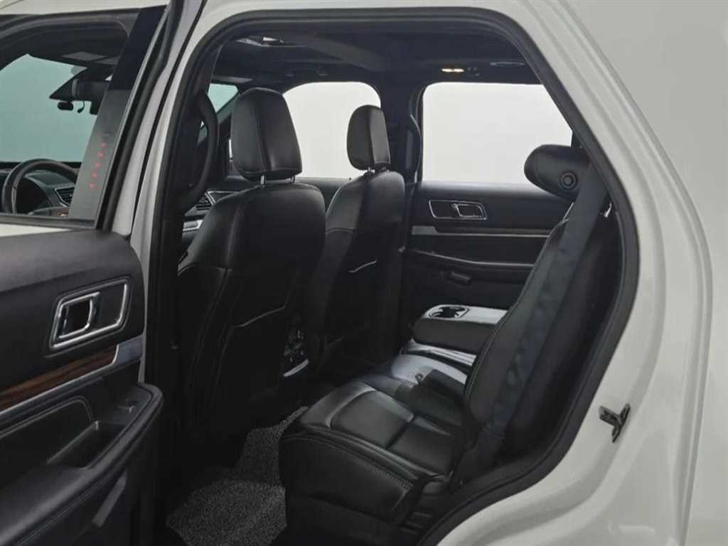 Ford Explorer — photo 12